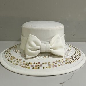 White Hat fit for a Queen